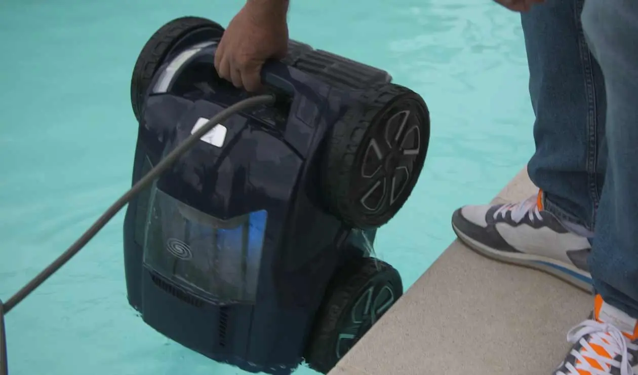 Automatische Poolreinigung mit Poolroboter