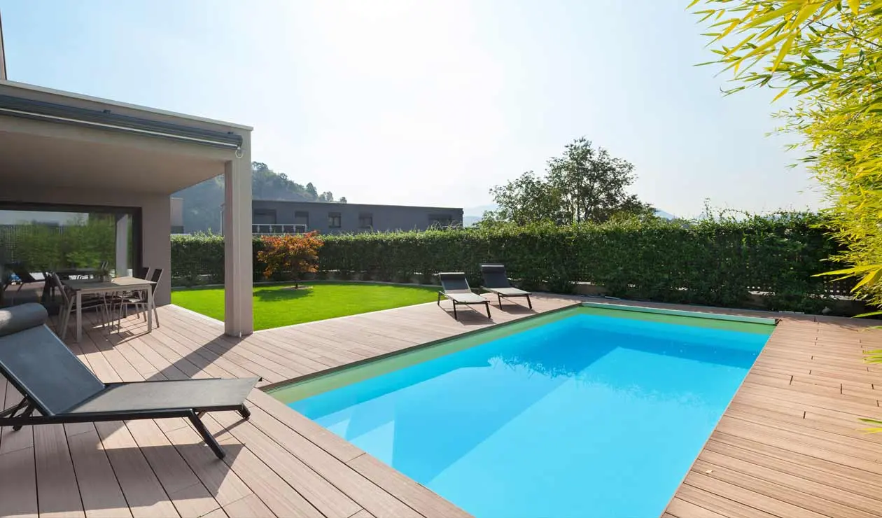 Fertig gebauter Gartenpool