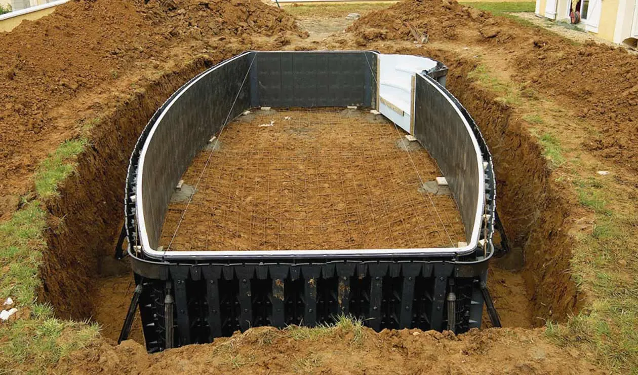 Gartenpool Pool-System wird montiert