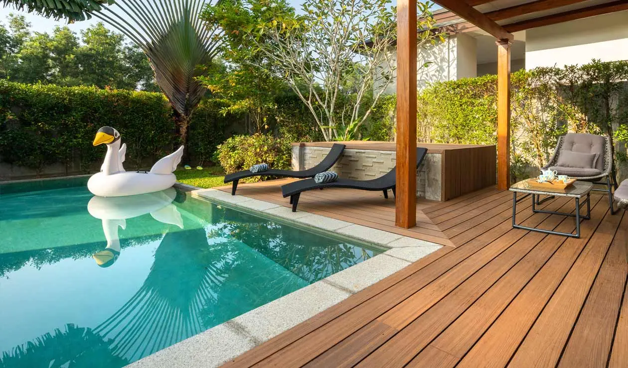 Gartenpool an der Terrasse