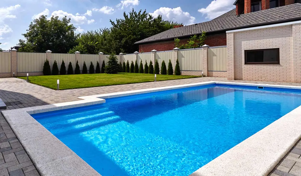 Gartenpool mit Ruhezone und Schwimmzone