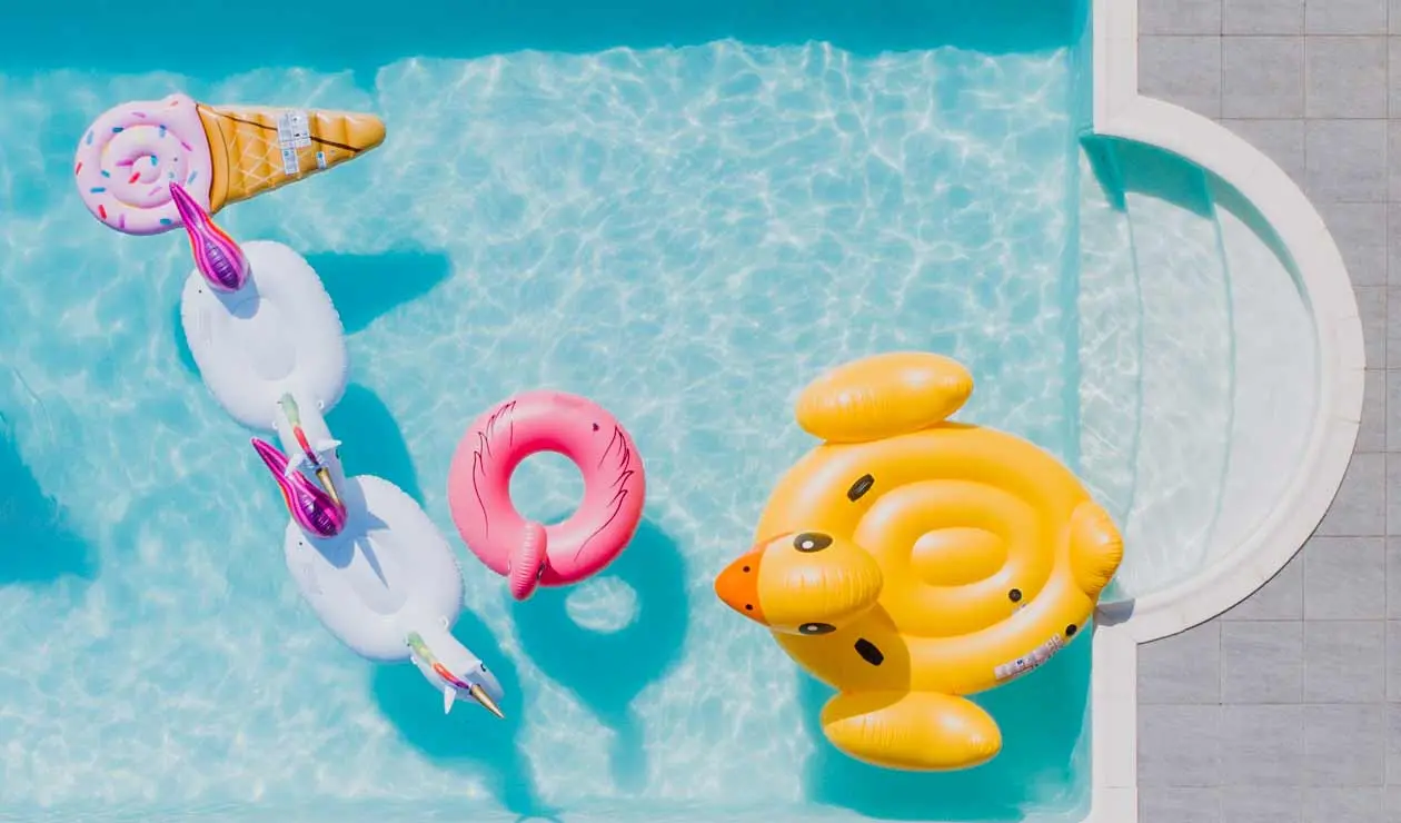 Gartenpool mit außenliegender Römertreppe