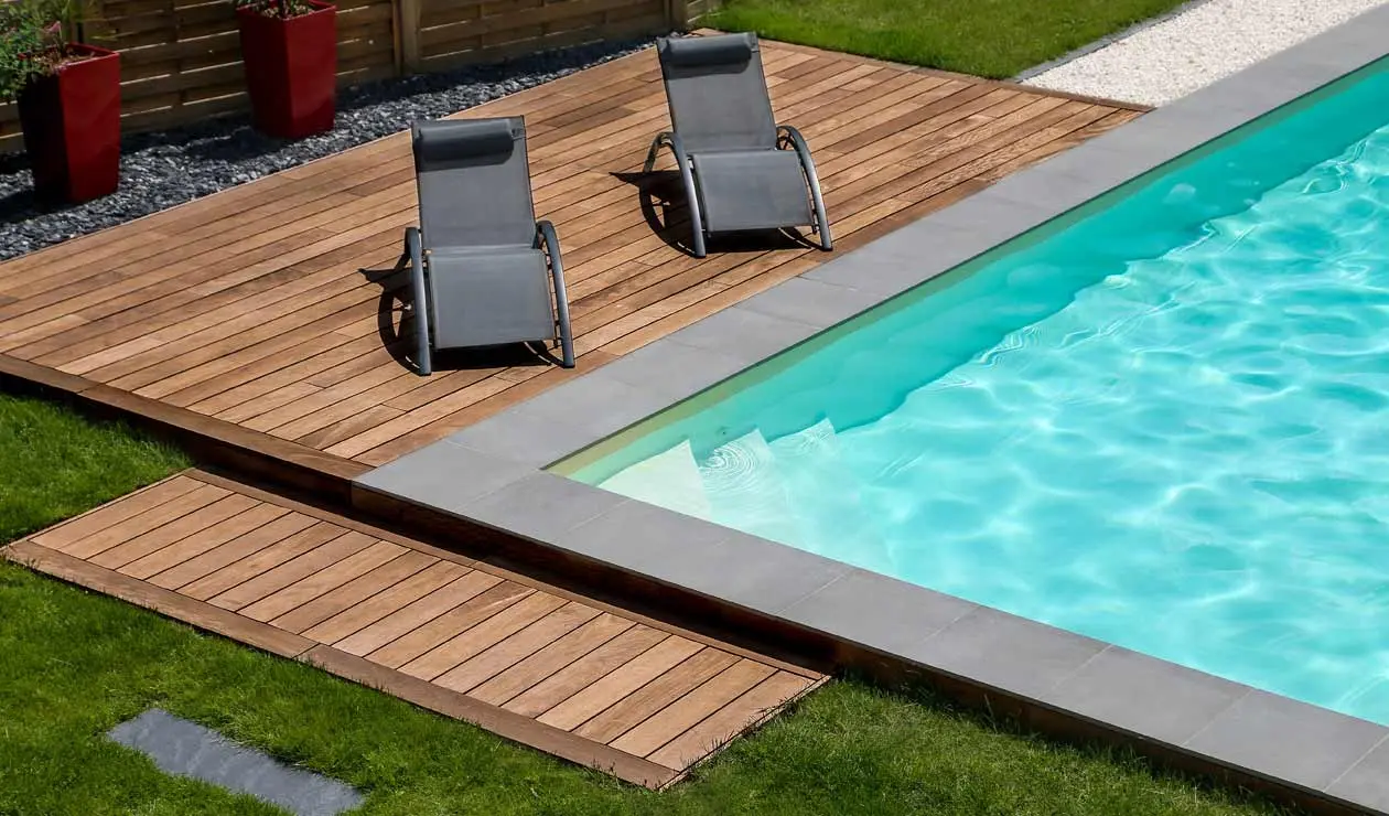 Gartenpool mit innenliegender Ecktreppe