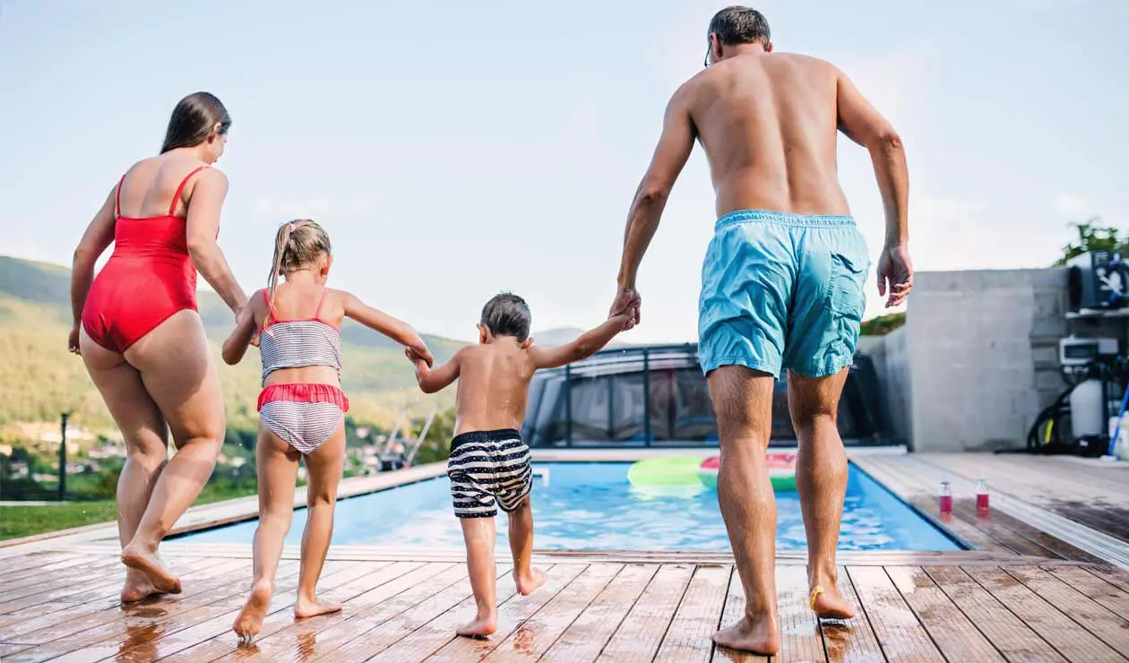 Gartenpool rechteckig - Familie springt in Pool