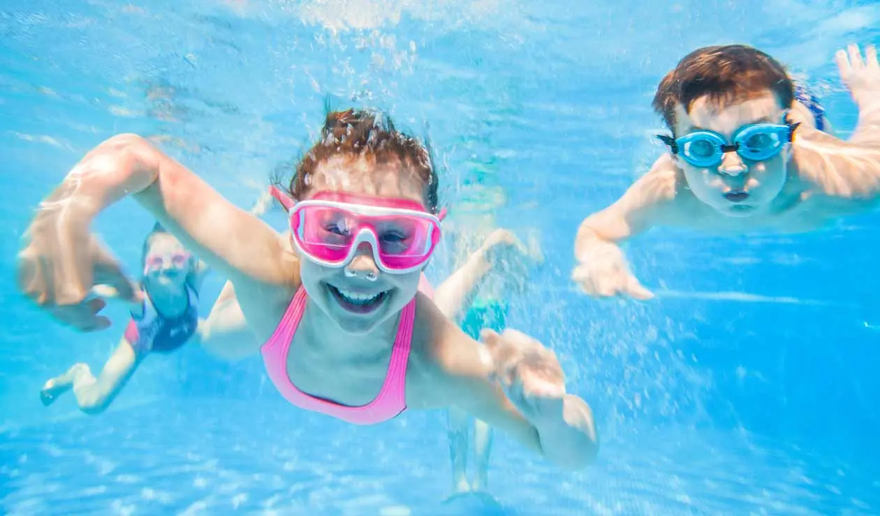 Kinder tauchen im Gartenpool