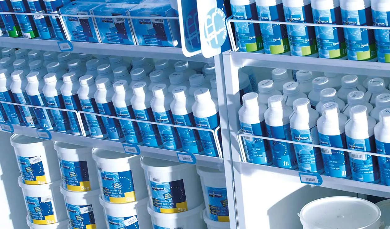 Pool-Pflegemittel Chlor und pH-Minus