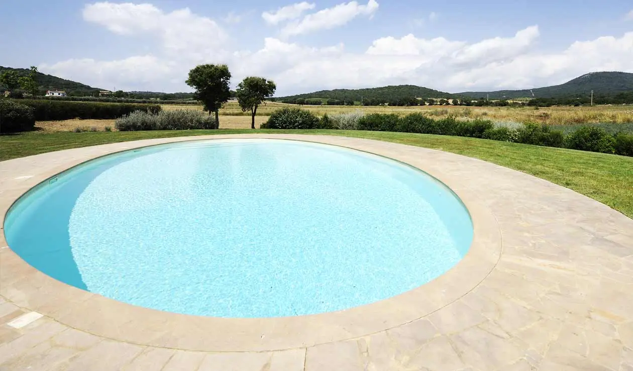 Runder Gartenpool mit Randsteinen