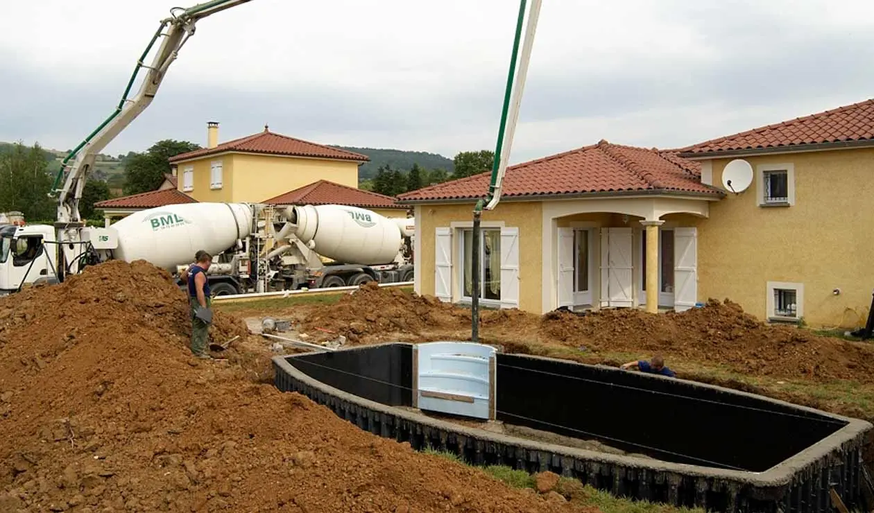 Verschalungselemente des Gartenpools werden betoniert